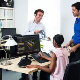 3 jeunes architectes dans un bureau lumineux regardent sur un écran d'ordinateur les nouveaux objets modélisés BIM de Siplast