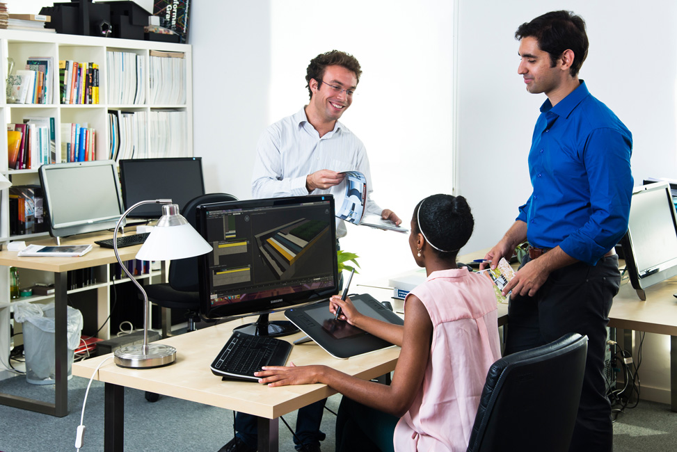 3 jeunes architectes dans un bureau lumineux regardent sur un écran d'ordinateur les nouveaux objets modélisés BIM de Siplast