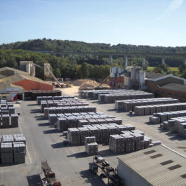 Une vue d'avion de la tuilerie Monier, qui fabrique des tuiles béton à Verberie