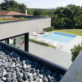 un joli toit terrasse avec au fond une piscine illustre la couverture du nouveau Batibook de Siplast