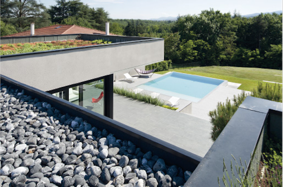 un joli toit terrasse avec au fond une piscine illustre la couverture du nouveau Batibook de Siplast