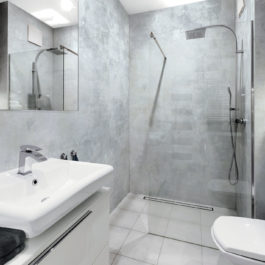 100 % étanche, hydrofuge, non poreux, antibactérien et imputrescible, GX Wall + XXL est idéal pour décorer les murs de salles de bains et de salles d’eau y compris dans la zone de projection d’eau. Pour cette salle de bain d’hôtel, GX Wall + XXL décor Bocca Stone.