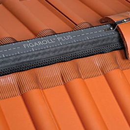 un cloisoir BMI Monier est disposé sur le faîtage d'une toiture en pente couverte de tuiles en terre cuite
