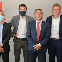 De gauche à droite : David Morales, en charge des partenariats pour la Capeb, Benoit Garrigues, Directeur Vaillant France, Henri Audidier, Directeur Saunier Duval France, Jean-Christophe Repon, Président de la Capeb, Régis Luttenauer, Directeur général Vaillant Group France et Jean-Claude Rancurel, président de l'UNA Couverture-Plomberie-Chauffage © CAPEB