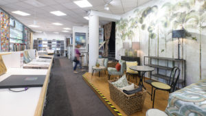 un magasin de décoration adhérent à la FND. L'espace lumineux accueille des gammes de papiers peints et peintures